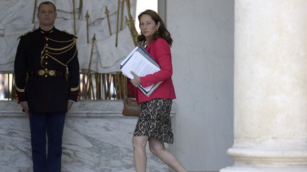 La ministre de l'Ecologie, S&eacute;gol&egrave;ne Royal, quitte l'Elys&eacute;e mercredi 17 juin 2015 apr&egrave;s le Conseil des ministres. (LIONEL BONAVENTURE / AFP)