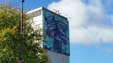 Le portrait géant de Kylian Mbappé à l'entrée de Bondy (Seine-Saint-Denis), le 6 octobre 2017. (RÉMI BRANCATO / RADIO FRANCE)