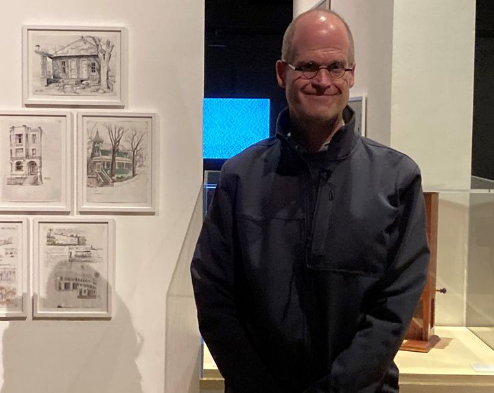 L'auteur de bande dessinée américain Chris Ware, Grand Prix 2021, dans l'exposition "Chris Ware Building", le 16 mars 2022 (Laurence Houot / FRANCEINFO CULTURE)