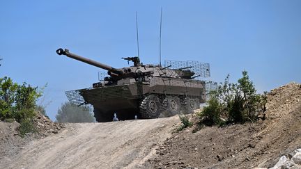 Un char AMX-10 RC présenté par l'armée française, lors salon international de la défense et de la sécurité terrestres et aéroterrestres Eurosatory, à Villepinte, le 12 juin 2022. (EMMANUEL DUNAND / AFP)