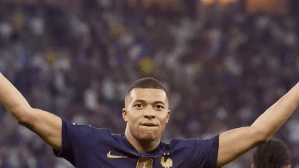 Tout proche de décrocher un deuxième sacre mondial à seulement 23 ans, Kylian Mbappé est en bonne voie pour faire tomber les records. En témoigne ce triplé en finale de Coupe du monde, dimanche 18 décembre. (franceinfo)