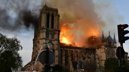 Reconstruction de Notre-Dame de Paris : faut-il la reconstruire à l'identique ?