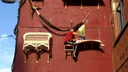 L'artiste brésilien Tiago Primo a installé sa "maison" sur un mur de Wazemmes
 (France 3 Culturebox)