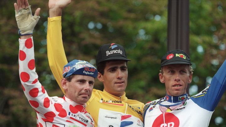 Miguel Indurain (au centre) entouré de Tony Rominger (à gauche) et Zenon Jaskula sur le podium du Tour de France 1993, aux Champs-Elysées. (PASCAL PAVANI / AFP)