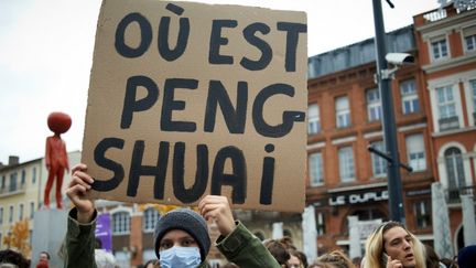 Une pancarte "Où est Peng Shuai ?" lors d'une manifestation contre les violences faites aux femmes, le 21 novembre à Toulouse.&nbsp; (ALAIN PITTON / NURPHOTO)