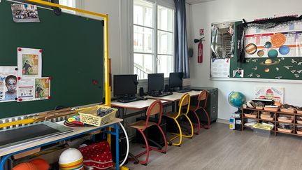 Une salle de classe d'une école parisienne, le 28 septembre 2023. (SANDRINE MULAS / HANS LUCAS / AFP)