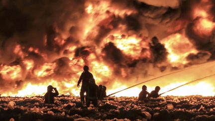 Incendie dans une usine de recyclage de d&eacute;chets &agrave; Smethwick (Royaume-Uni), le 1er juillet 2013. (MAXPPP)