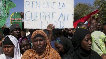 Des milliers de Maliens se sont réunis à Bamako le 8 Décembre 2012 à l'appel de plusieurs partis politiques maliens pour exiger du Conseil de sécurité de l'ONU la résolution approuvant le déploiement d'une force internationale dans le nord du pays. (AFP PHOTO/HABIBOU KOUYATE)