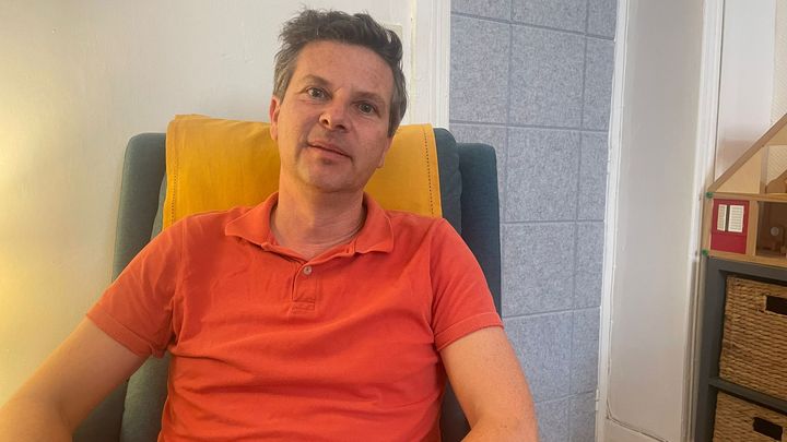 Les élections législatives anticipées, l'une des principales sources de tension subie dernièrement par les patients de Sébastien Pélissier, psychologue à Marseille. (MAXIME GLORIEUX / RADIO FRANCE)