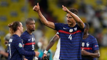 Raphaël Varane après la victoire de la France face à l'Allemagne, le 15 juin à Munich (MATTHIAS SCHRADER / POOL)