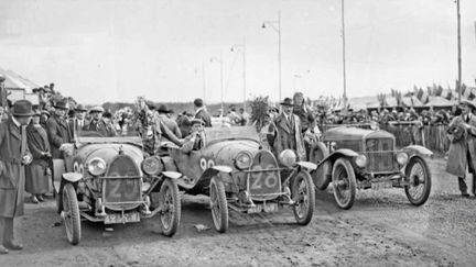 L'édition 2023 des 24 Heures du Mans aura lieu les samedi 10 et dimanche 11 juin dans la Sarthe. À cette occasion, le journaliste Samuel Ollivier, présent sur le plateau du 8 Heures, mercredi, propose un quiz pour être incollable sur ce rendez-vous incontournable pour les fans de sport automobile. (France 2)