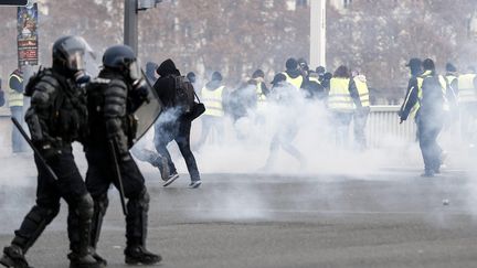 Intervention des forces de l'ordre sur le pont de la Guillotière, à Lyon, avec usage de gaz lacrymogène, au cours d'une manifestation des "gilets jaunes" le 15 décembre 2018 (illustration)&nbsp;. (PHOTO MAXIME JEGAT / MAXPPP)