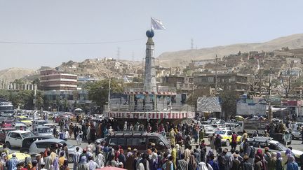 Un drapeau taliban flotte sur la place principale de Pul-e-Khumri (Afghanistan), le 11 août 2021. (AFP)