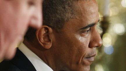 Une larme coule sur le visage du pr&eacute;sident am&eacute;ricain, Barack Obama, en &eacute;voquant l'attaque de l'ambassade de Benghazi (Libye) lors d'une conf&eacute;rence de presse &agrave; la Maison Blanche &agrave; Washington (Etats-Unis), le 13 mai 2013. (JIM BOURG / REUTERS)