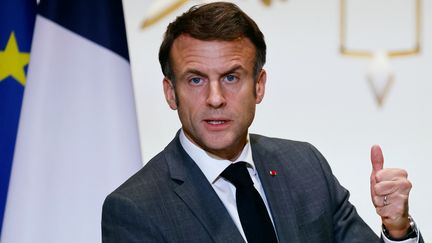 Le président français Emmanuel Macron prononce un discours lors de la réception de maires au palais de l'Elysée, le 22 novembre 2023 à Paris. (LUDOVIC MARIN / POOL / AFP)