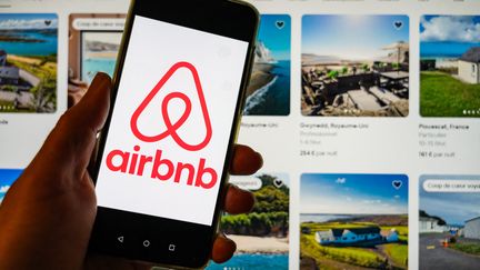 La plateforme Aibnb a clarifié et actualisé sa politique de remboursement des réservations en cas d'événements "majeurs et inattendus" (photo d'illustration, le 30 janvier 2024). (JEAN-MARC BARRERE / HANS LUCAS)