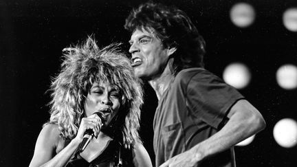 La chanteuse Tina Turner et le chanteur Mick Jagger, le 13 juillet 1985 à Philadelphie (Etats-Unis). (RUSTY KENNEDY/AP/SIPA / SIPA)