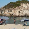 Des touristes prennent le soleil sur une plage de Kalamitsi, au nord de la Grèce, le 14 août 2020. (NICOLAS ECONOMOU / AFP)