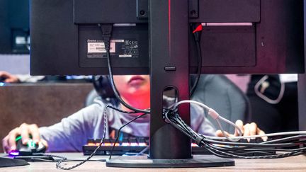 Un garçon joue à un jeu vidéo lors de la Paris Games Week, le 30 octobre 2019. (BRUNO LEVESQUE / MAXPPP)