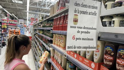 Une femme fait ses courses en supermarché à Marseille, le 15 juin 2022. (VALLAURI NICOLAS / MAXPPP)