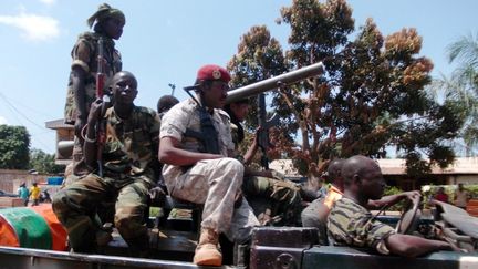 Des soldats de la S&eacute;l&eacute;ka, le 10 septembre 2013 &agrave; Bangui (Centrafrique). (PACOME PABANDJI / AFP)