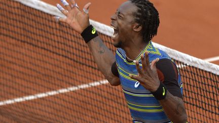 Le Fran&ccedil;ais Ga&euml;l Monfils c&eacute;l&egrave;bre sa victoire face au Tch&egrave;que Tomas Berdych lors du premier tour du tournoi de tennis de Roland-Garros &agrave; Paris, le 27 mai 2013. (MIGUEL MEDINA / AFP)