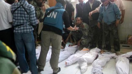 Des observateurs de l'ONU dans la morgue de Houla (Syrie), le 27 mai 2012, deux jours apr&egrave;s un massacre qui a fait au moins 108 morts et des centaines de bless&eacute;s. (SHAAM NEWS NETWORK / AFP)