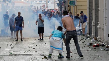 &nbsp; (Des scènes de violence sur le Vieux-port de Marseille samedi, entre supporters © Maxppp)