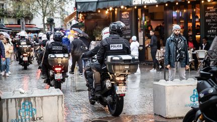 Des agents de la Brav-M lors d'une manifestation à Paris, le 28 octobre 2023. (LAURE BOYER / HANS LUCAS / AFP)