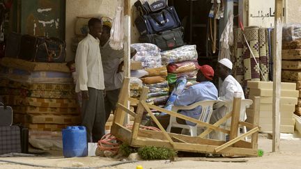 Scène de rue publiée le 12 août 2018 par l'AFP. Une épicerie tenue par des Noirs venus du Tchad avec étal en plein air dans le village de Tazerbo ( Taziirbu), oasis au cœur du désert de Rabiana en Libye. (PHILIPPE ROY / Aurimages)