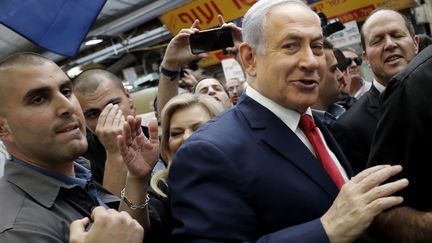 Benyamin Nétanyahou lors d'une visite du marché de Mahané Yehuda, le 8 avril 2019. (THOMAS COEX / AFP)