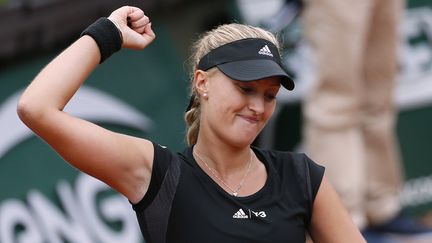 Kristina Mladenovic c&eacute;l&egrave;bre sa victoire au premier tour contre Eug&eacute;nie Bouchard (6-4, 6-4), mardi 26 mai 2015. (PATRICK KOVARIK / AFP)