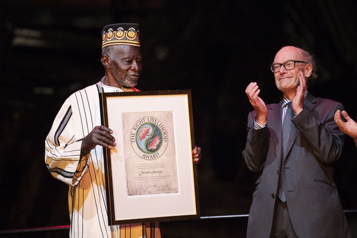 L'agriculteur burkinabè Yacouba Sawadogo (à gauche) reçoit le 23 novembre 2018 le prix "The Right Livehood Award"&nbsp;à&nbsp;Stockholm, en Suède. (MELI PETERSSON ELLAFI /AFP)