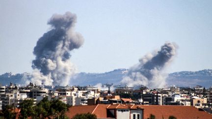 De la fumée s'échappe d'une frappe israélienne dans le sud du Liban, le 20 octobre 2024. (KAWNAT HAJU / AFP)