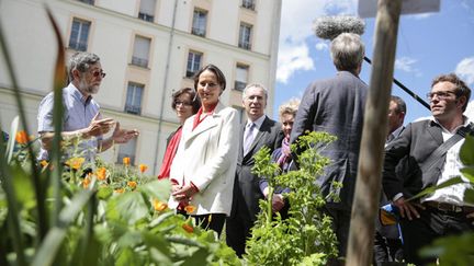 &nbsp; (Ségolène Royal, ministre de l'Ecologie, s'est rendue dans une école où l'on abandonne les pesticides © maxppp)