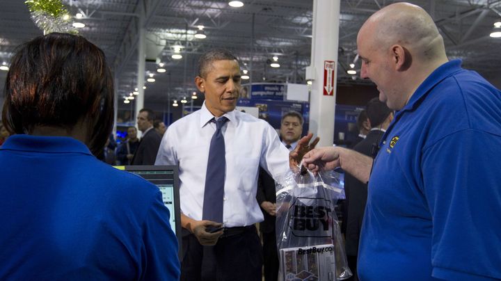 Le pr&eacute;sident am&eacute;ricain ach&egrave;te des jeux vid&eacute;os pour sa famille &agrave; Alexandria, en Virginie (Etats-Unis), le 21 d&eacute;cembre 2011. (CAROLYN KASTER / AP / SIPA)