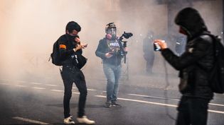 Des journalistes couvrent la manifestation contre le proposition de loi sur la sÃ©curitÃ© globale, le 17 novembre 2020 prÃ¨s de l'AssemblÃ©e nationale, Ã  Paris. (AMAURY CORNU / HANS LUCAS / AFP)