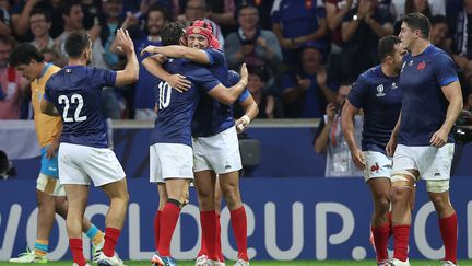 Les Bleus félicitent Louis Bielle-Biarrey pour son premier essai en Coupe du monde de rugby le 14 septembre 2023. (FRANCK FIFE / AFP)