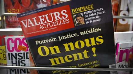 Un exemplaire de "Valeurs actuelles", le 2 septembre 2013, dans un kiosque parisien. (A. GELEBART / 20 MINUTES / SIPA)