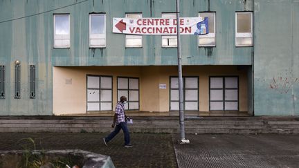 Un homme passe devant le centre de vaccination contre le Covid-19 du Lamentin (Martinique), le 2 août 2021. (OLIVIER CORSAN / MAXPPP)