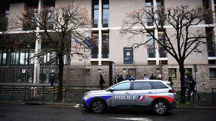 Une voiture de police garée devant le lycée où un adolescent a été mortellement poignardé, à Thiais (Val-de-Marne), lundi 16 janvier 2023. (CHRISTOPHE ARCHAMBAULT / AFP)