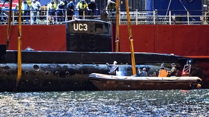 Le "Nautilus" a été renfloué par le navire de secours "Vina", samedi 12 août, dans le détroit d'Öresund, entre le Danemark et et la Suède. (JENS NOERGAARD LARSEN / SCANPIX DENMARK / AFP)