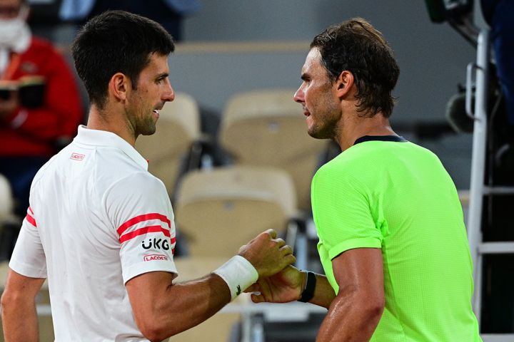 Novak Djokovic et Rafael Nadal à la fin de leur demi-finale&nbsp;à Roland-Garros, le 11 juin 2021.&nbsp; (MARTIN BUREAU / AFP)