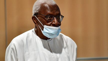 L'ancien chef de l'athlétisme mondial Lamine Diack arrive le 16 septembre au palais de justice de Paris pour entendre le verdict de son procès pour corruption avec quatre autres accusés dans les affaires de dopage russe.  (MARTIN BUREAU / AFP)