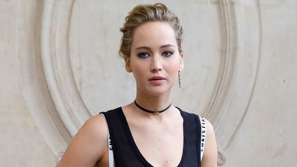 L'actrice Jennifer Lawrence pose pour les photographes avant un défilé Dior, lors de la Fashion week de Paris, le 30 septembre 2016. (PATRICK KOVARIK / AFP)