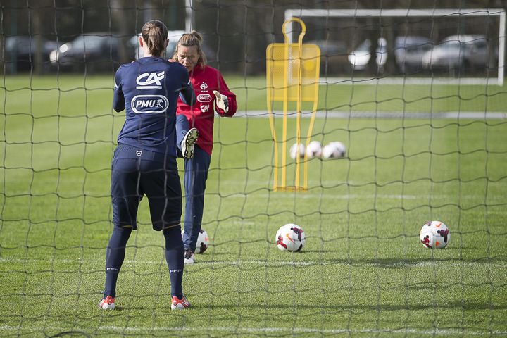 Sandrine Roux, entraîneur des gardiens de l'équipe de France féminine, le 2 avril 2014 à Clairefontaine (Yvelines). (MAXPPP)