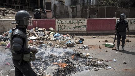 Des policiers postés sur "l'Axe de la démocratie", épicentre de la contestation contre le régime du président Alpha Condé, alors que des manifestations ont de nouveau éclaté le 29 février 2020 dans la banlieue de Conakry (la capitale de la Guinée) après l'annonce d'un report du référendum constitutionnel qui devait se tenir le 1er mars.&nbsp; (JOHN WESSELS / AFP)