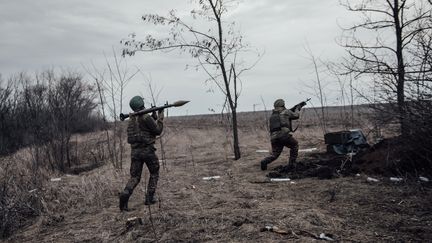 Deux soldats ukrainiens montent au front pour tirer sur les positions russes, dans le Donbass. (ADRIEN VAUTIER / LE PICTORIUM / MAXPPP)