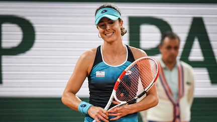 Alizé Cornet lors de son 2e tour face à Jelena Ostapenko à Roland-Garros le 26 mai 2022. (MATTHIEU MIRVILLE / AFP)