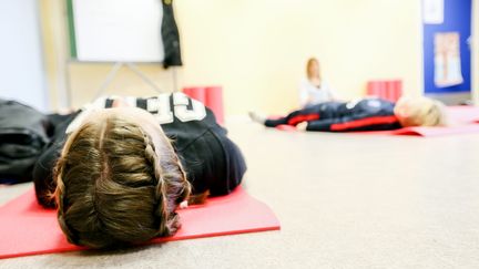 Une séance de méditation et de relaxation dans un collège du Nord en 2016. (MAXPPP)